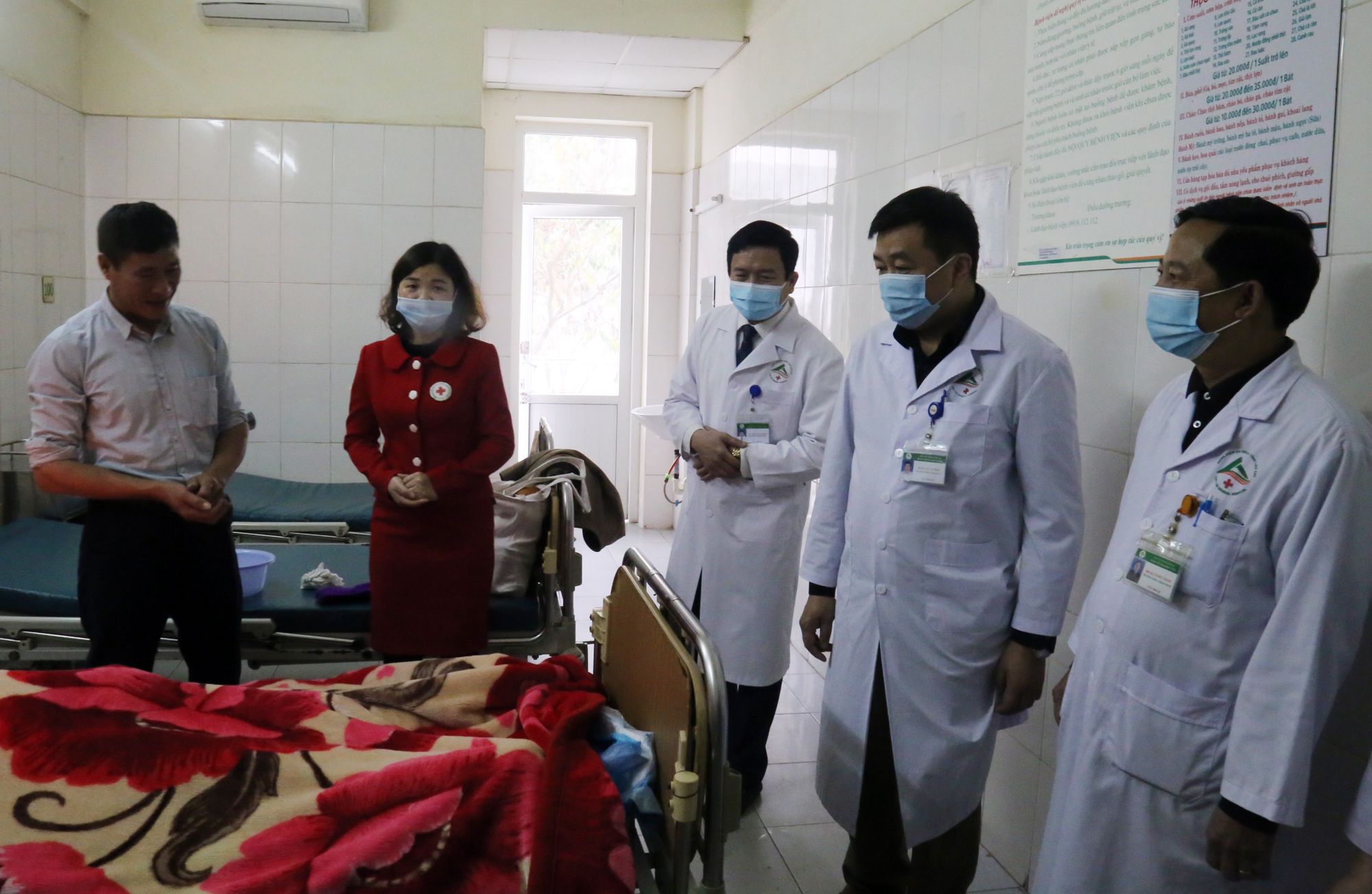 Thăm hỏi, động viên người nhà bệnh nhân.