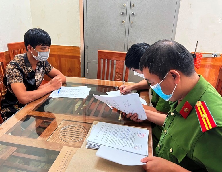 Đối tượng Bùi Văn Khánh tại cơ quan điều tra. Đối tượng Bùi Văn Khánh tại cơ quan điều tra.