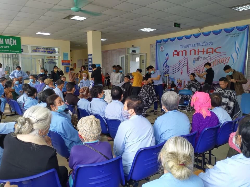 Câu lạc bộ Làm đẹp Lào Cai cắt tóc miễn phí cho bệnh nhân và người nhà bệnh nhân.