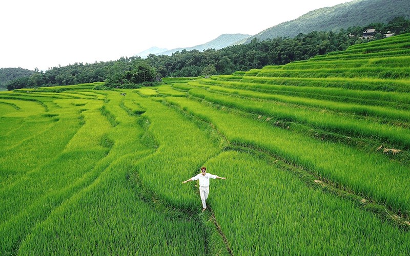 Du khách khám phá ruộng bậc thang ở Pù Luông. Ảnh: MẠNH TIẾN KHÔI Du khách khám phá ruộng bậc thang ở Pù Luông. Ảnh: MẠNH TIẾN KHÔI