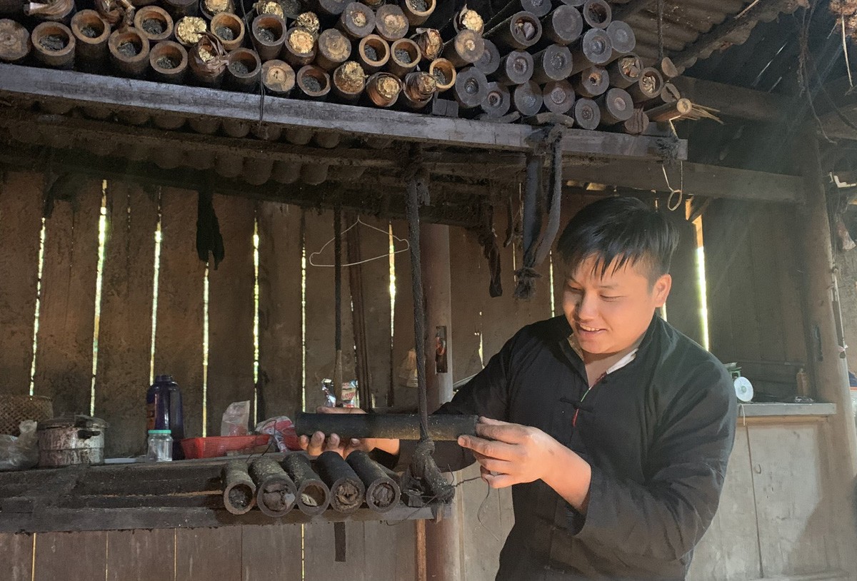 Anh Vàng A Bình và sản phẩm chè lam của gia đình. Anh Vàng A Bình và sản phẩm chè lam của gia đình.