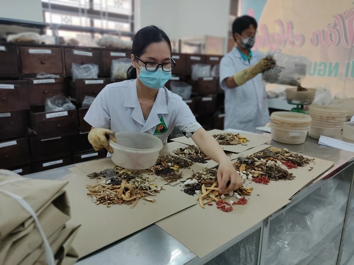 Thực hiện châm cứu điều trị mất ngủ cho người bệnh. Các bài thuốc y học cổ truyền được bác sỹ kê phù hợp với từng thể bệnh và thể trạng người bệnh.