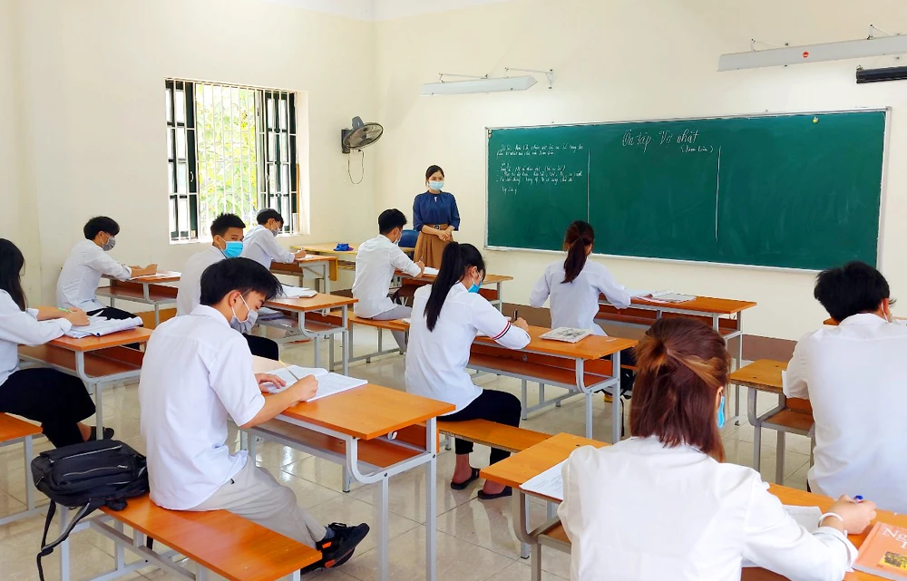 Thầy và trò nỗ lực vượt qua khó khăn để đạt kết quả cao trong kỳ thi sắp tới.