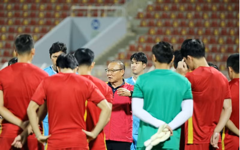 HLV Park Hang-seo cùng các học trò ở Muscat, Oman. (Ảnh: VFF) HLV Park Hang-seo cùng các học trò ở Muscat, Oman. (Ảnh: VFF)