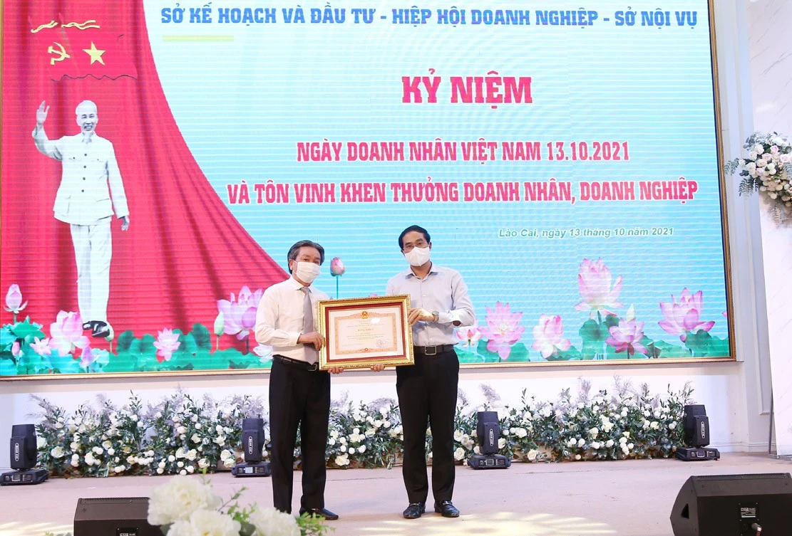 Thừa ủy quyền, Chủ tịch UBND tỉnh Trịnh Xuân Trường trao Bằng khen của Thủ tướng Chính phủ cho ông Bùi Văn Khanh, Giám đốc Công ty TNHH Hưng Tín.
