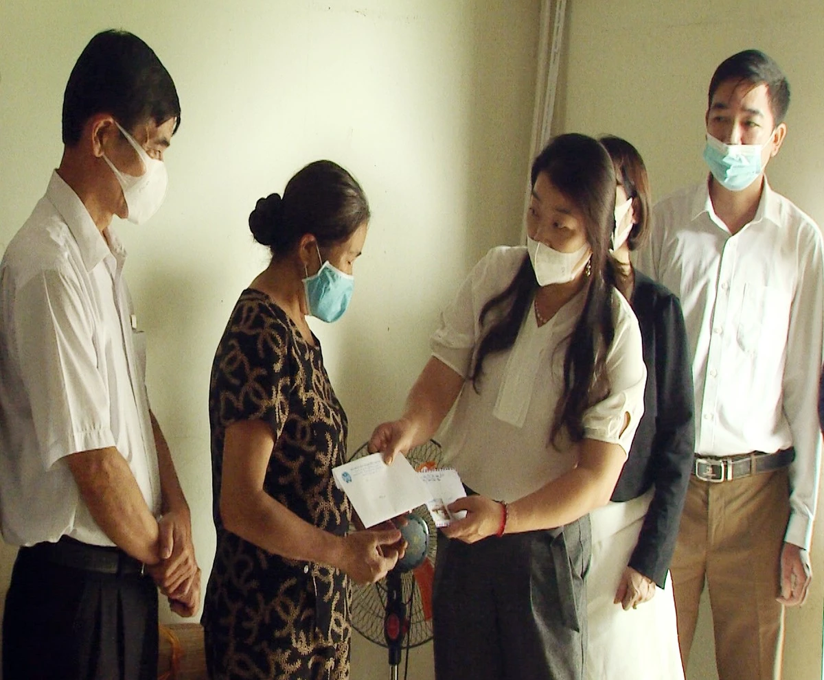 Hội Nông dân thành phố Lào Cai trao hỗ trợ cho gia đình hội viên Lê Thị Kim Ngân.