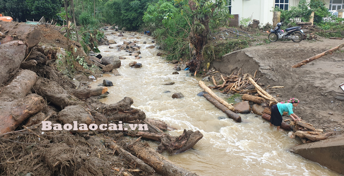Trận lũ ống lịch sử từ thượng nguồn suối Nậm Liệp đổ về xã Minh Lương gây nhiều thiệt hại về người và tài sản. Thôn Minh Hạ 1, xã Minh Lương tan hoang sau trận lũ dữ. 25 nhà dân bị lũ tràn qua gây hư hỏng nhiều tài sản. Những cây gỗ lớn từ trên rừng bị lũ cuốn xuống phóng thẳng vào một hộ dân gây hư hỏng nhà cửa. Nhiều diện tích lúa xuân hè bị vùi lấp hoàn toàn. Lực lượng dân quân hỗ trợ người dân khắc phục hậu quả mưa lũ. Các địa phương lân cận vẫn tiếp tục điều động dân quân đến xã Minh Lương hỗ trợ nhân dân khắc phục hậu quả mưa lũ. Người dân Minh Lương vẫn chưa hết bàng hoàng sau trận lũ dữ.