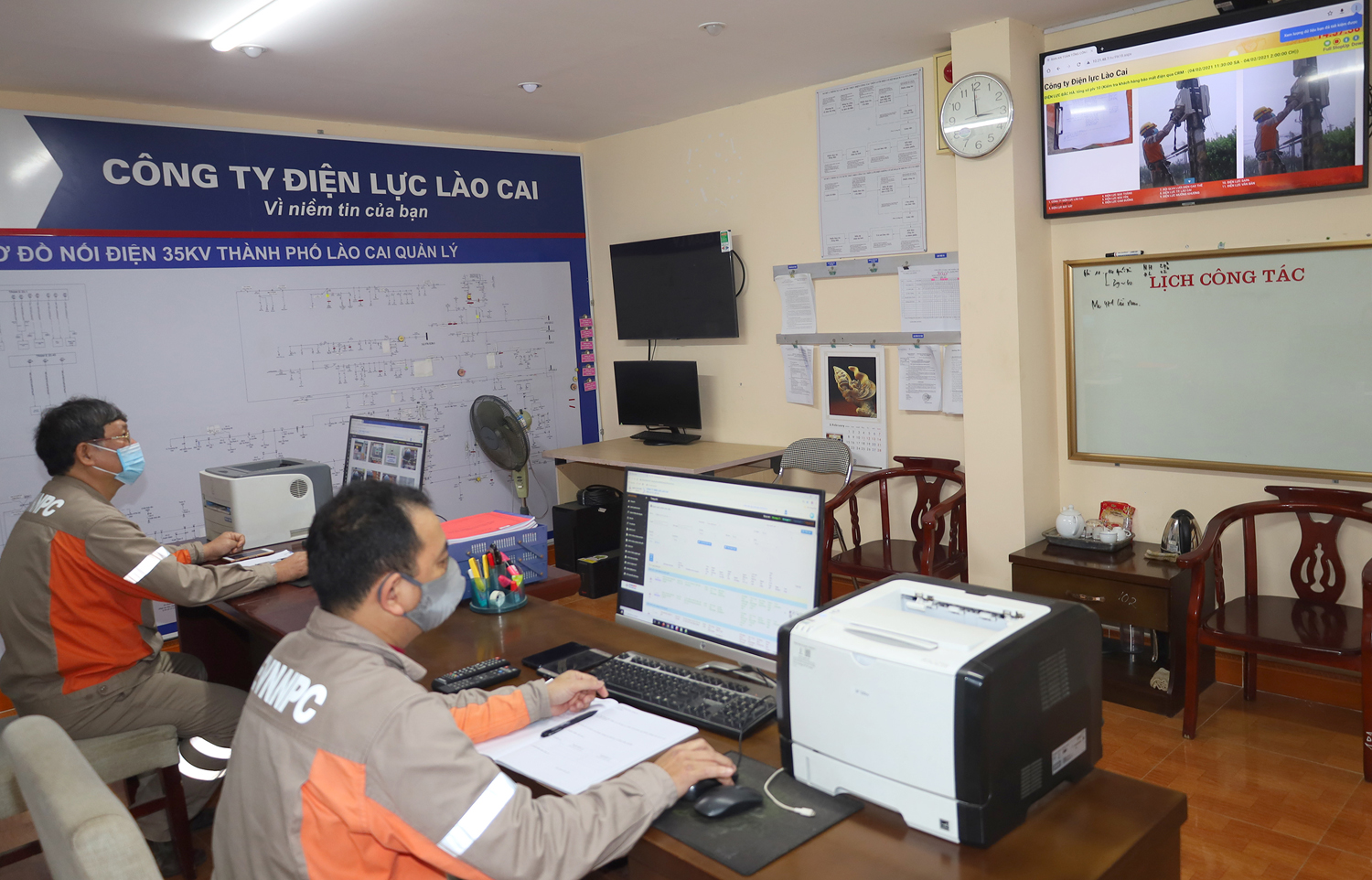 Công nhân Điện lực thành phố Lào Cai trực thông Tết để đảm bảo cung ứng điện.