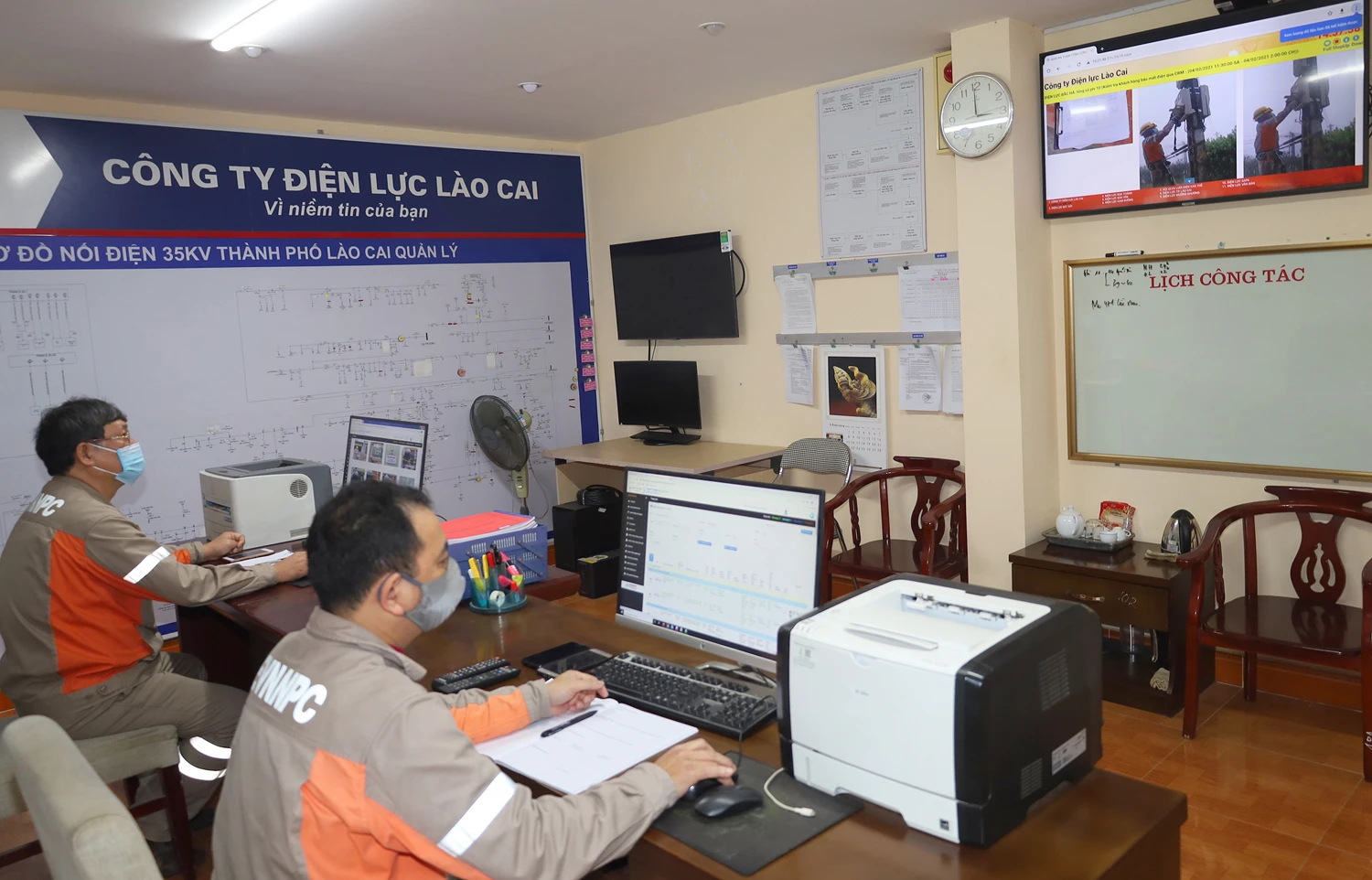 Công nhân Điện lực thành phố Lào Cai trực thông Tết để đảm bảo cung ứng điện.