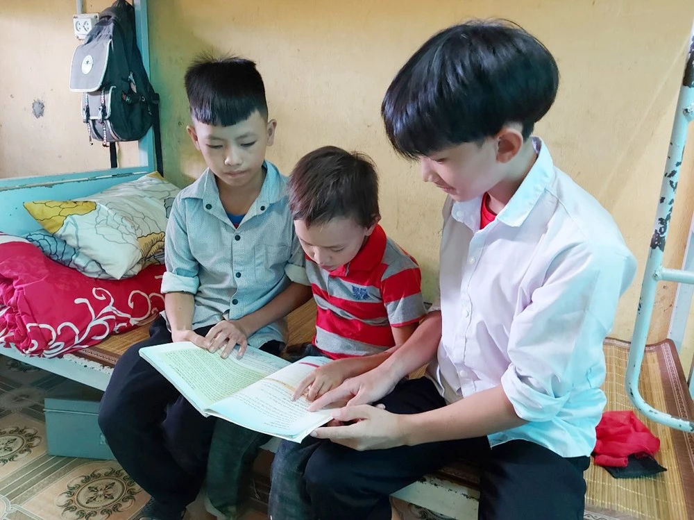 Em Lý A Ly được các anh chị trong phòng bán trú hướng dẫn nền nếp sinh hoạt và học tập.