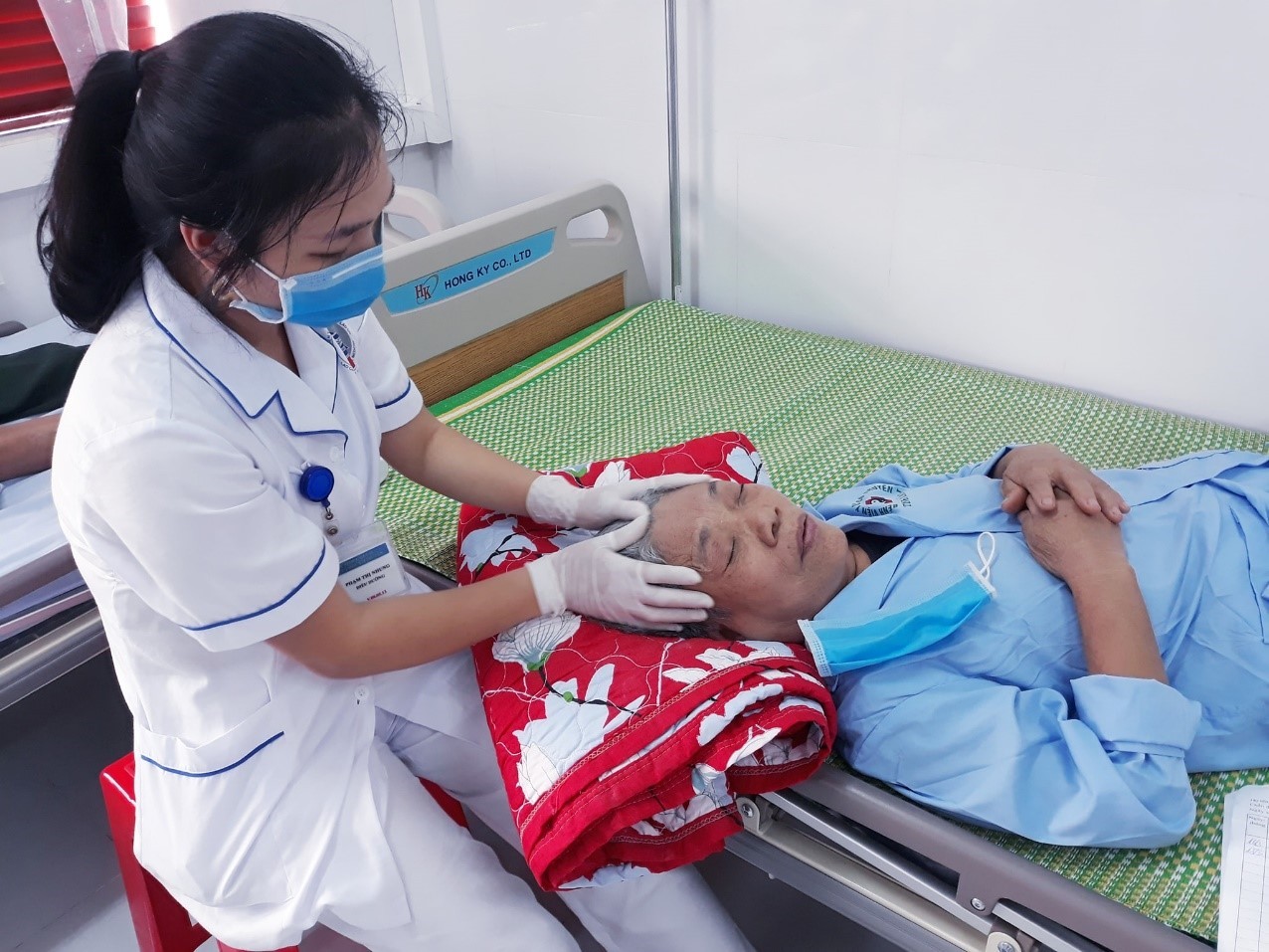 Thực hiện thủ thuật xoa bóp bấm huyệt vùng đầu điều trị mất ngủ.