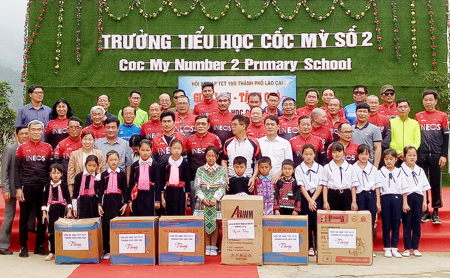 Tặng quà nhà trường và các em học sinh. Tặng quà nhà trường và các em học sinh.