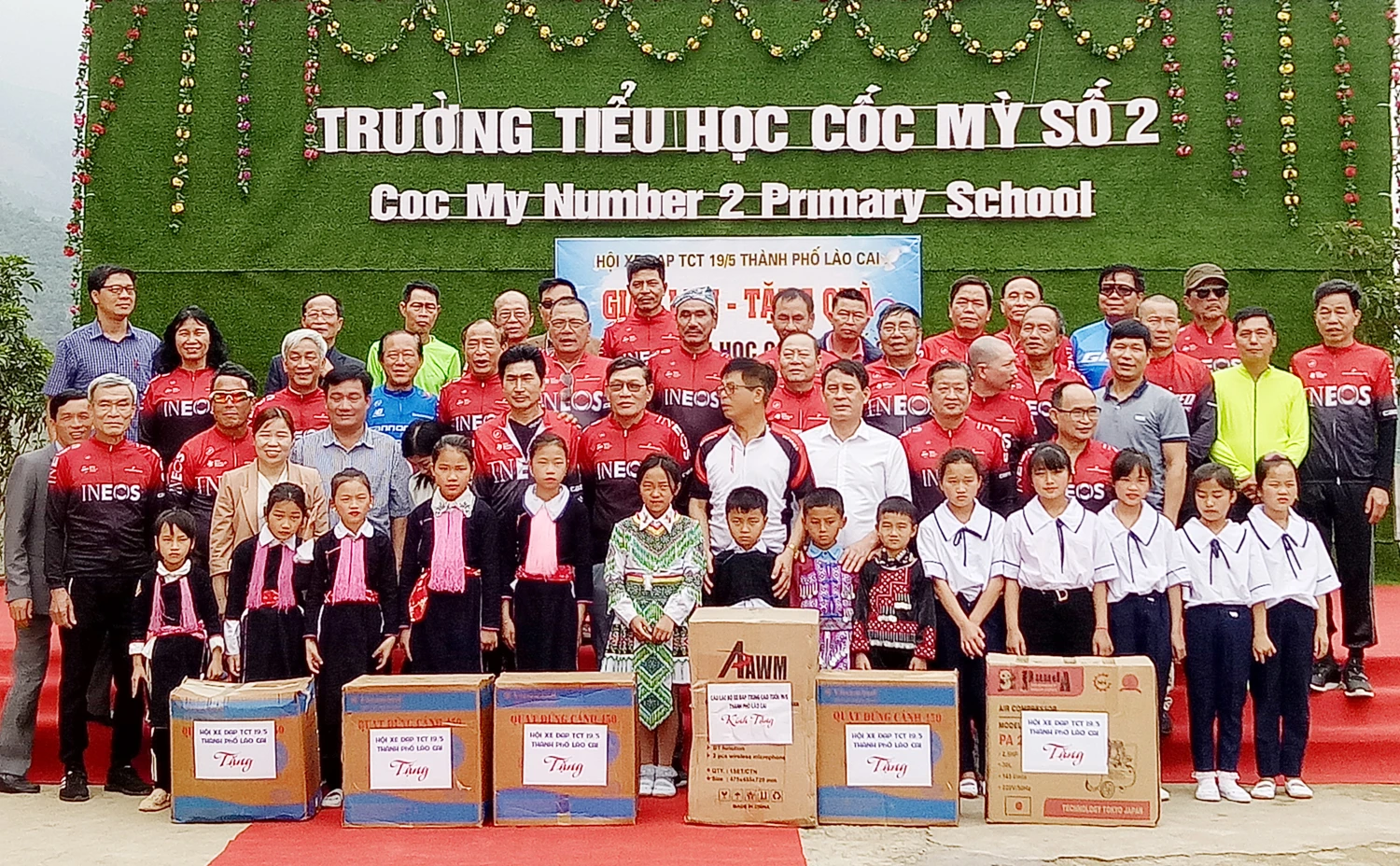 Tặng quà nhà trường và các em học sinh.