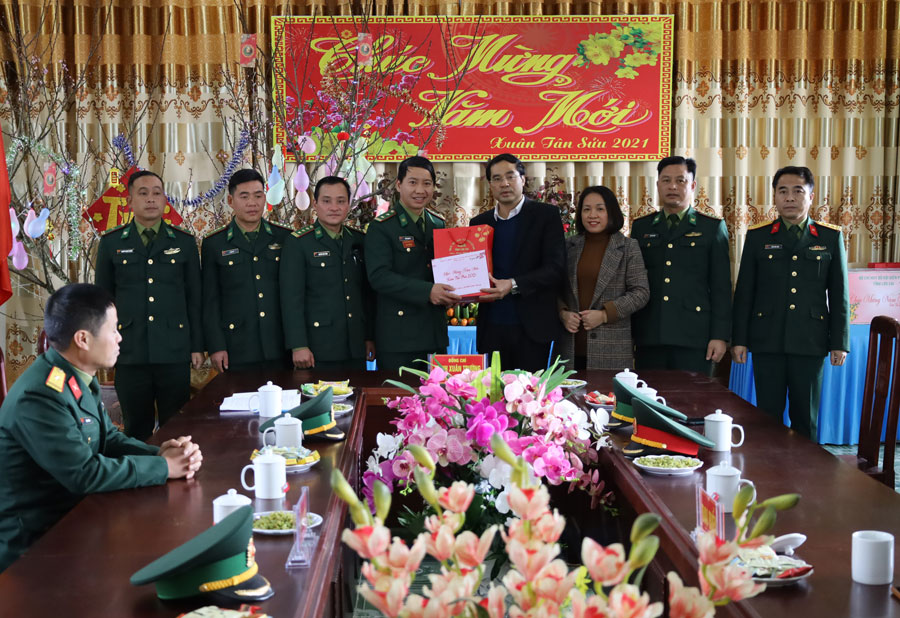 Tặng quà Đồn Biên phòng Bát Xát. Tặng quà Đồn Biên phòng Y Tý.