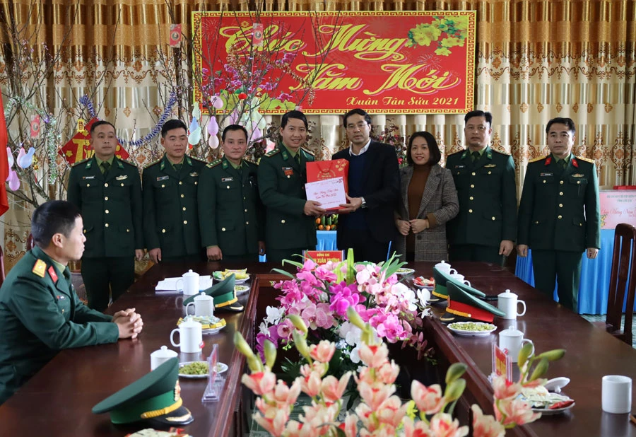 Tặng quà Đồn Biên phòng Bát Xát. Tặng quà Đồn Biên phòng Y Tý.