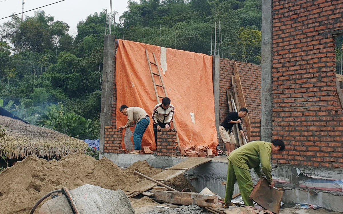 Người dân xã Liêm Phú tích cực giúp nhau xóa nhà tạm.