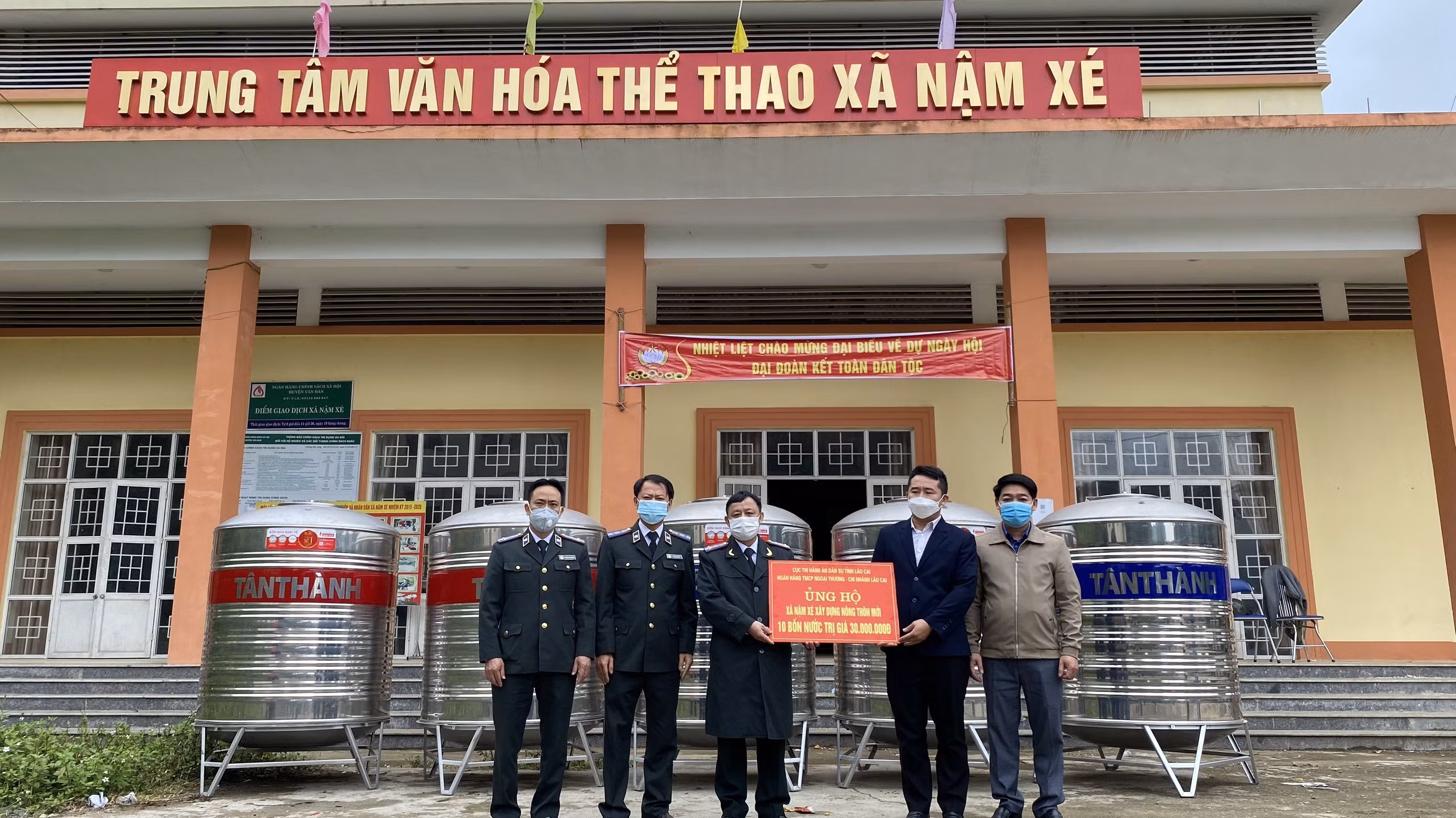 Đoàn công tác trao tặng 10 bồn nước inox cho người dân thôn Tu Thượng. Đoàn công tác trao tặng 10 bồn nước inox cho người dân thôn Tu Thượng.