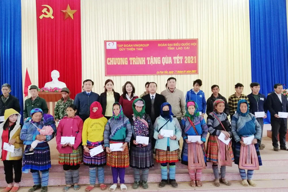 Tặng quà hộ nghèo xã La Pán Tẩn.