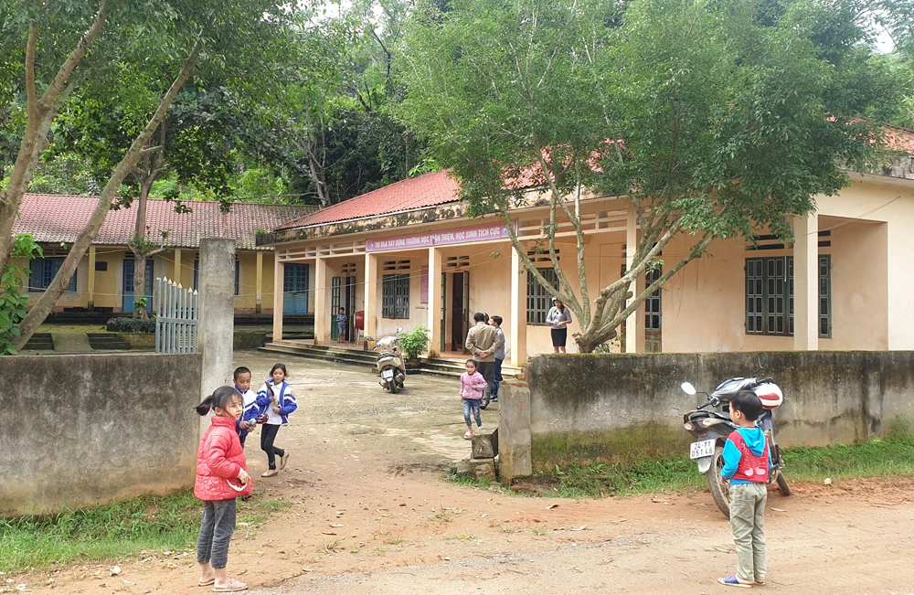 Điểm trường Cam 4, Trường Tiểu học xã Cam Cọn giờ chỉ còn 1 phòng học được sử dụng. Điểm trường Cam 4, Trường Tiểu học xã Cam Cọn giờ chỉ còn 1 phòng học được sử dụng.