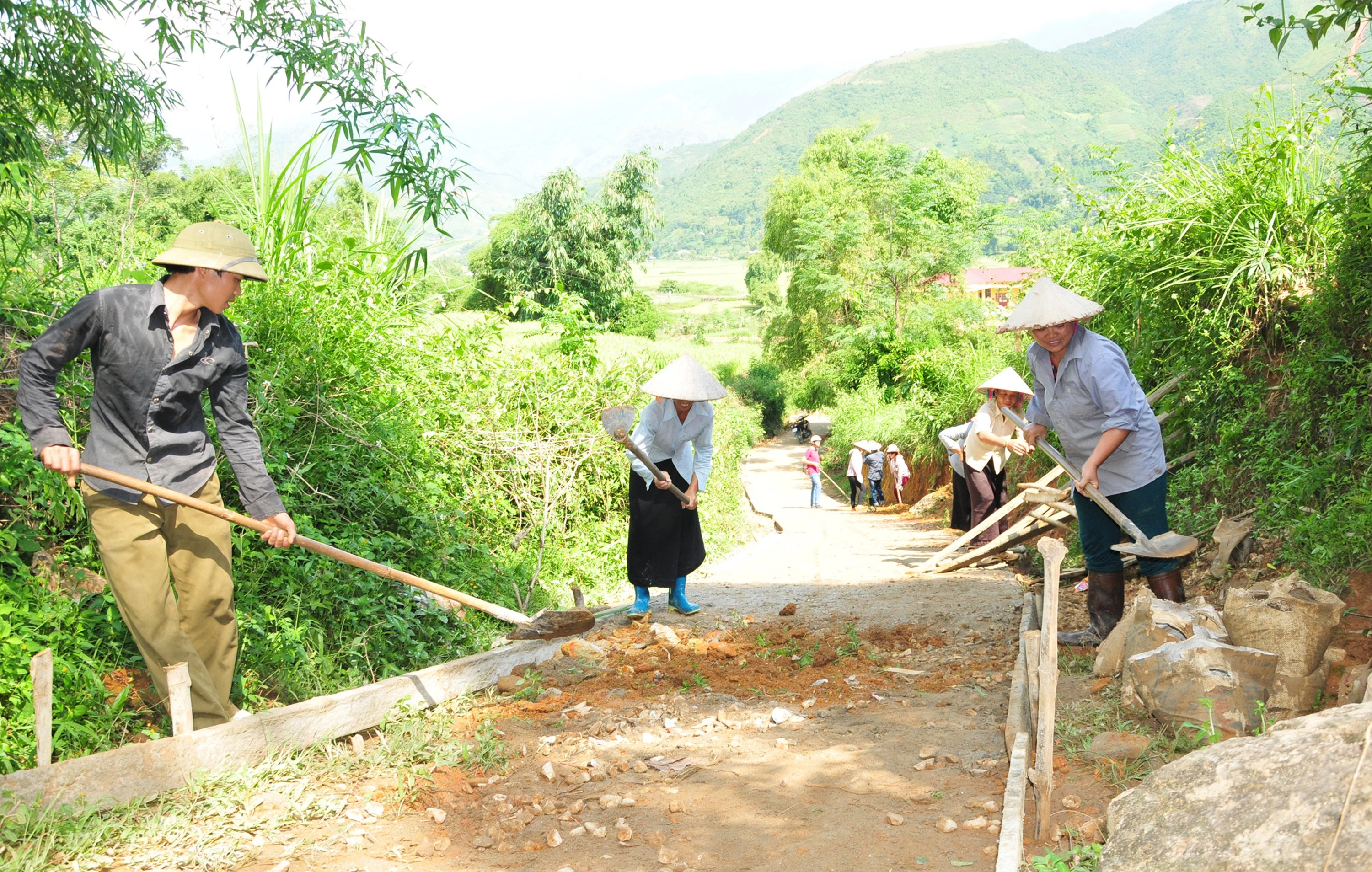 Dinh thự cổ nhìn từ trên cao. Dinh thự bề thế trên cao nguyên Bắc Hà. Kiến trúc của dinh thự luôn thu hút khách du lịch đến tham quan. Mái lợp ngói âm dương - nét kiến trúc phương Đông. Trang trí hoa văn cửa sổ in dấu thời gian. Triển lãm ảnh của các nghệ sỹ nhiếp ảnh Lào Cai tổ chức tại dinh thự Hoàng A Tưởng.
