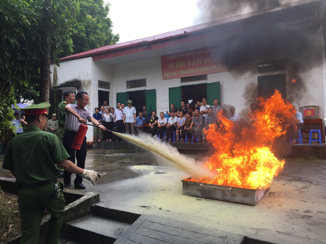 Người dân phường Bắc Lệnh được tập huấn phòng cháy, chữa cháy.