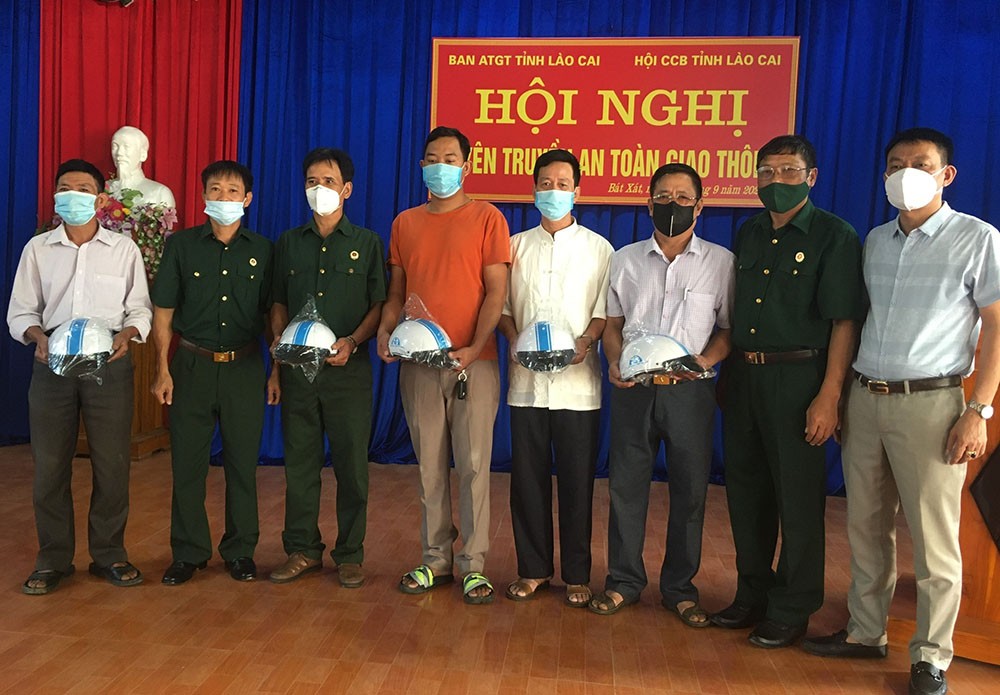 Tuyên truyền an toàn giao thông trong lực lượng cựu chiến binh huyện Bát Xát ảnh 2