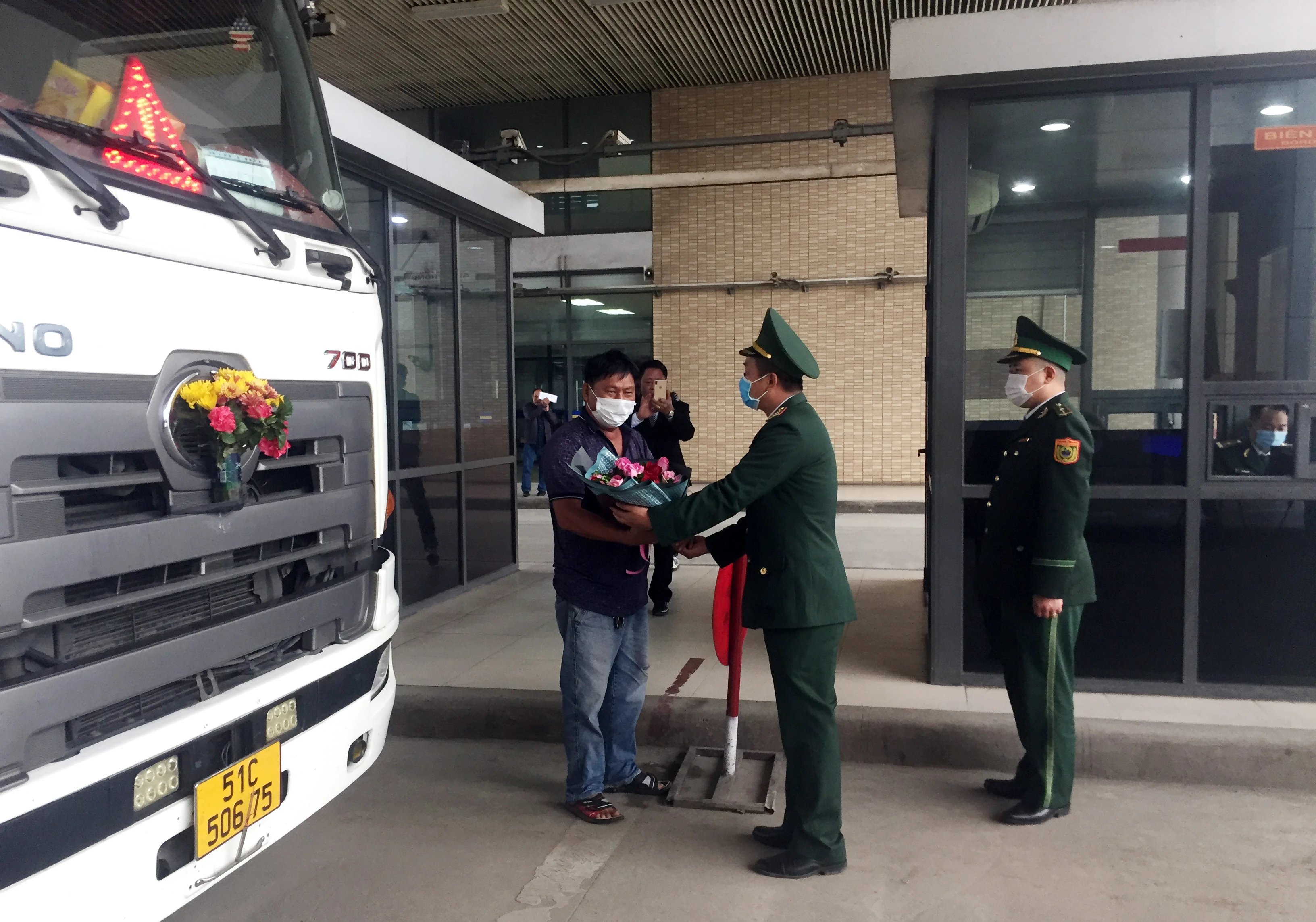 Tặng hoa lái xe đầu tiên xuất khẩu hàng sang Trung Quốc.