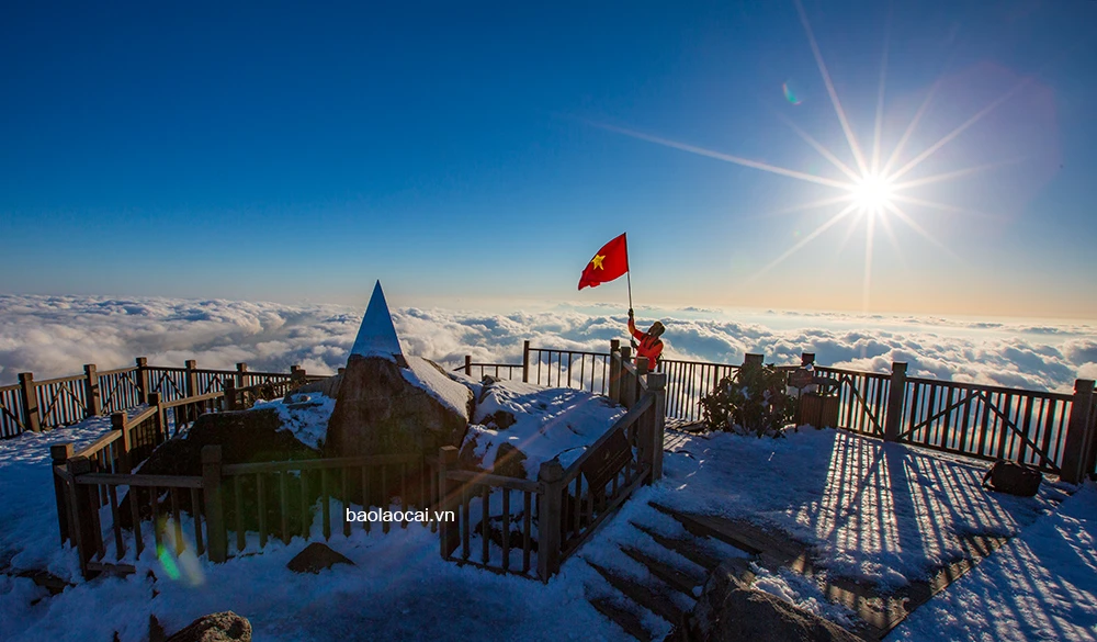 Từ sáng sớm 9/2 đỉnh núi Fansipan đã phủ tuyết trắng tạo lên một khung cảnh vô cùng độc đáo. Tuyết trên đỉnh Fansipan xuất hiện rất dày, có nơi phủ đến 60cm. Cảnh vật huyền ảo. Khung cảnh đẹp như châu Âu khi tuyết phủ. Bình minh trên đỉnh Fansipan trong tuyết phủ. Hoàng hôn trên đỉnh Fansipan vẫn đầy tuyết. Mây trắng và tuyết phủ trên đỉnh Fansipan. Khu du lịch tâm linh của Sun World Fansipan Legend trên đỉnh Fansipan cũng đầy tuyết.