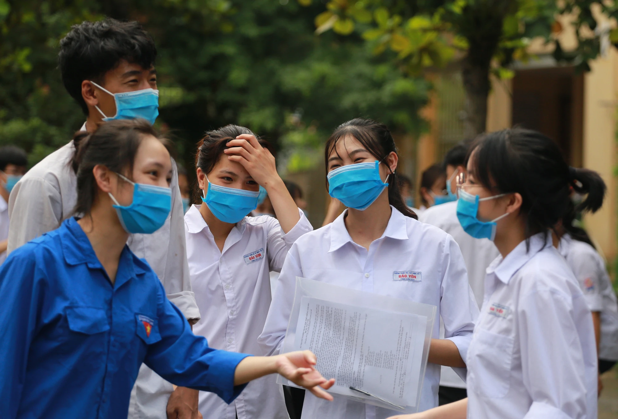 Thí sinh phấn khởi sau khi kết thúc môn thi.