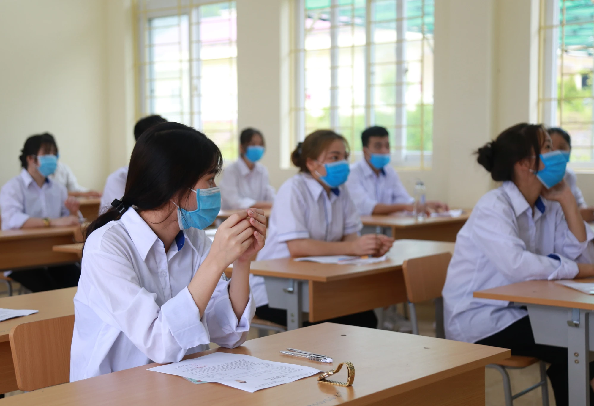 Thí sinh hồi hộp trước giờ thi.