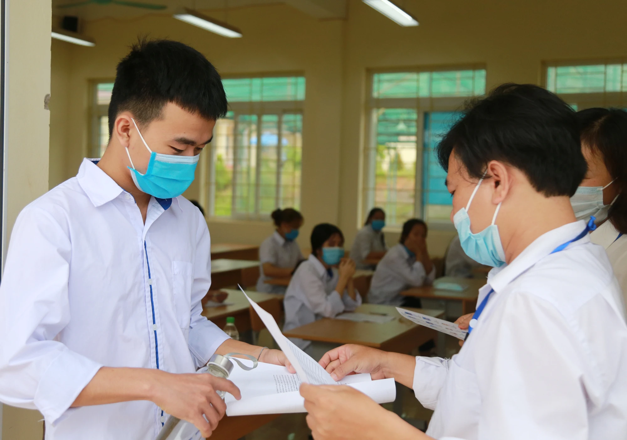 Giám thị gọi thí sinh vào phòng thi.