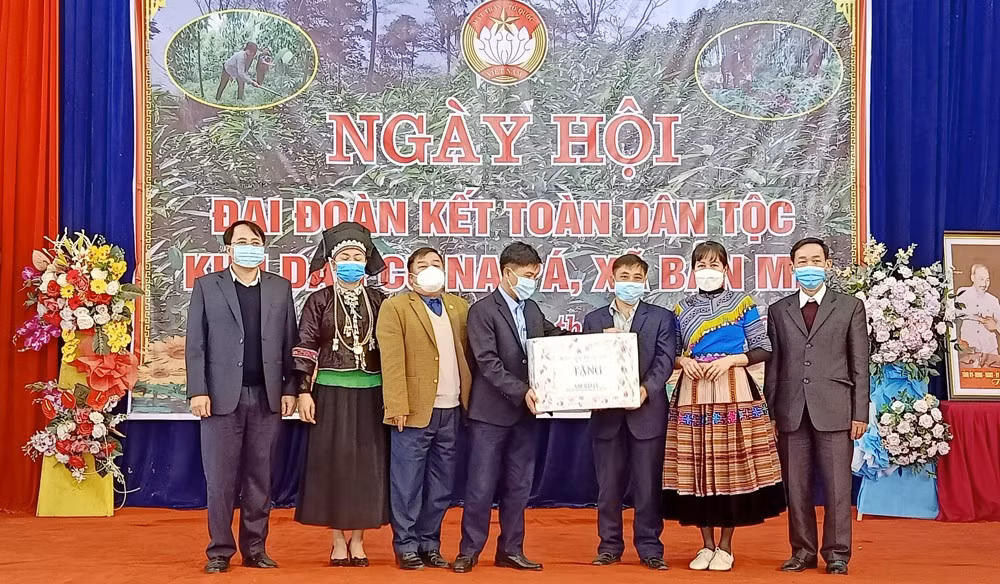 Chủ nhiệm Ủy ban Kiểm tra Tỉnh ủy Nguyễn Văn Phúc dự Ngày hội đại đoàn kết toàn dân tộc tại xã Bản Mế ảnh 4
