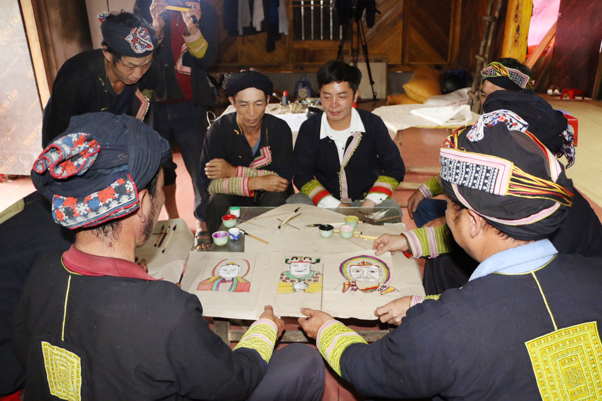 Người Dao đỏ coi tranh thờ là báu vật mà dòng họ nào cũng phải có.