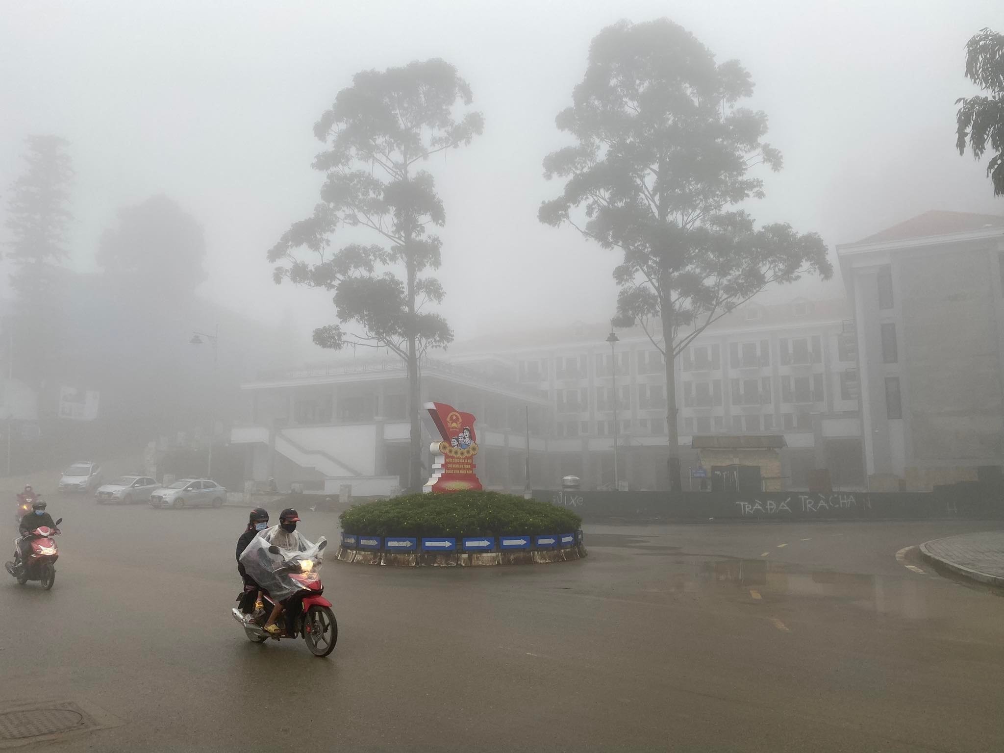 Nền nhiệt giảm sâu cùng với sương mù dày đặc bao phủ trung tâm thị xã Sa Pa. Sương mù dày đặc vào buổi sáng khiến tầm nhìn bị hạn chế. Tiết trời lạnh giá, người dân hạn chế ra đường. Người dân dùng nhiều cách chống rét khi lưu thông trên đường. Những bếp sưởi nhỏ được sử dụng nhiều ở các hàng quán. Nhiều người sử dụng quạt sưởi bằng điện. Người Sa Pa đã quen với nền nhiệt lạnh giá, nên luôn biết cách bảo vệ sức khỏe bản thân và gia đình. Nhịp sống lao động vẫn diễn ra trong giá rét.