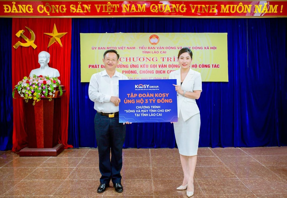 Bà Nguyễn Thị Phương Thảo, Phó Tổng Giám đốc Tập đoàn Kosy trao tặng 3 tỷ đồng ủng hộ chương trình“Sóng và máy tính cho em” tại tỉnh Lào Cai.