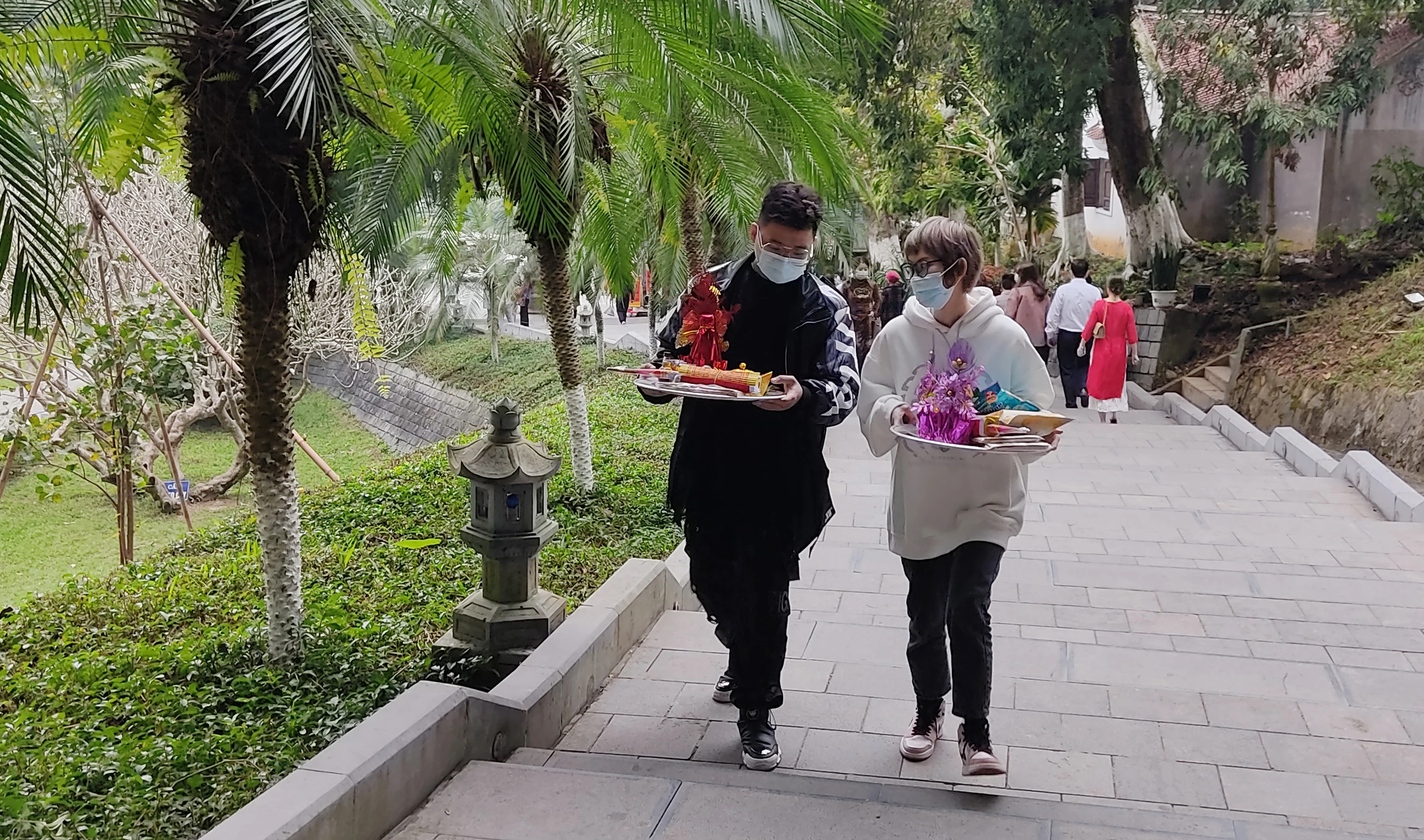 Người dân đến Đền Thượng cầu bình an cho gia đình. Chọn mua lễ vào đền, chùa. Đi hành lễ dịp đầu năm là nét văn hóa truyền thống tốt đẹp của người Việt từ xưa tới nay. Mùng 1 Tết Tân Sửu 2021, các đền, chùa ở thành phố Lào Cai và huyện Bảo Yên có nhiều người dân đổ về hành lễ cầu an. Tại các đền, chùa đều có biển yêu cầu người dân tuân thủ các biện pháp phòng, chống dịch. Việc hành lễ của người dân trong không khí bình yên và tuân thủ các quy định về phòng, chống dịch. Xin chữ đầu năm là nét văn hoá của người Việt Nam. Người dân đến Đền Thượng cầu bình an cho gia đình. Chọn mua lễ vào đền, chùa. Đi hành lễ dịp đầu năm là nét văn hóa truyền thống tốt đẹp của người Việt từ xưa tới nay. Mùng 1 Tết Tân Sửu 2021, các đền, chùa ở thành phố Lào Cai và huyện Bảo Yên có nhiều người dân đổ về hành lễ cầu an. Tại các đền, chùa đều có biển yêu cầu người dân tuân thủ các biện pháp phòng, chống dịch. Việc hành lễ của người dân trong không khí bình yên và tuân thủ các quy định về phòng, chống dịch. Xin chữ đầu năm là nét văn hoá của người Việt Nam.