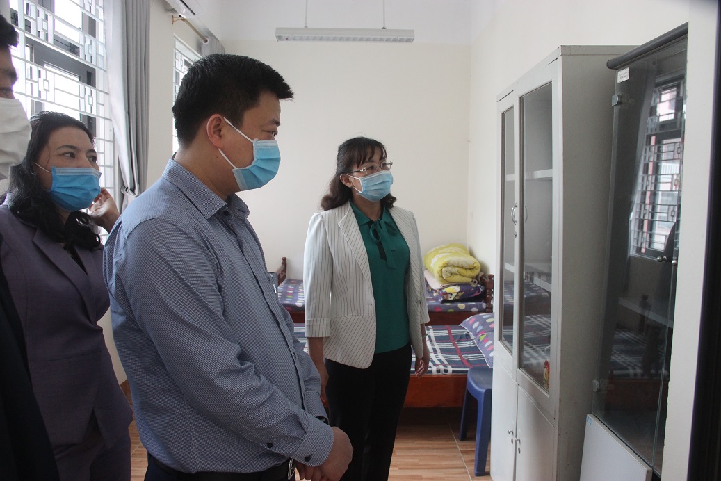 Phòng y tế Trường Tiểu học Nguyễn Du đảm bảo đủ thuốc và vật tư y tế. Kiểm tra việc đảm bảo vệ sinh bếp ăn tập thể của trường học.