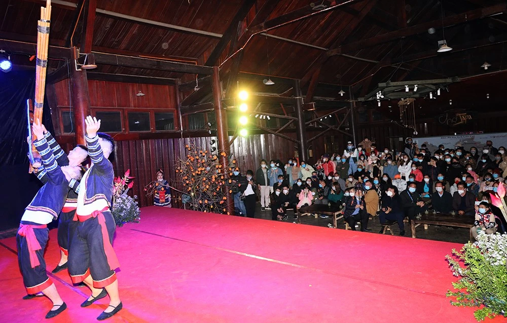 Chương trình nghệ thuật thu hút người dân và du khách thưởng thức.