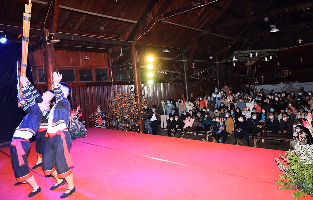 Chương trình nghệ thuật thu hút người dân và du khách thưởng thức. Chương trình nghệ thuật thu hút người dân và du khách thưởng thức.