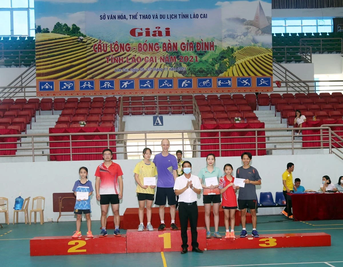 Trao giải môn cầu lông, nội dung bố - con gái dưới 36 tuổi.