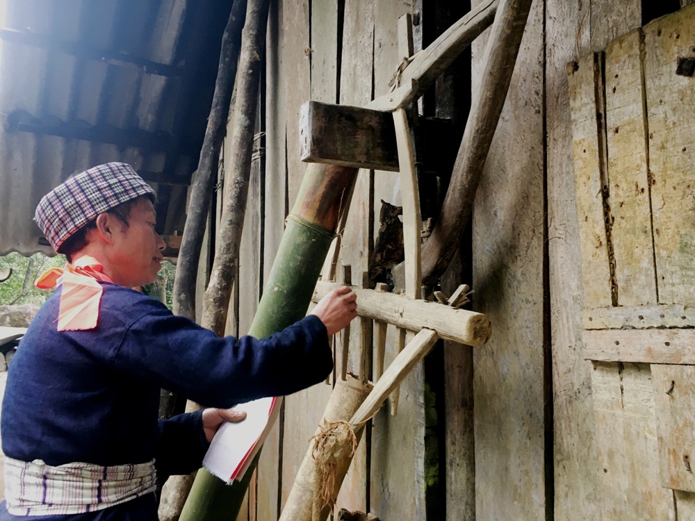 Để chuẩn bị cho nghi lễ gọi hồn về ăn tết, gia chủ cùng con cháu trong gia đình cắt giấy, dán giấy bùa và vẽ trứng để chuẩn bị làm lễ. Người Mông xanh vẽ lên quả trứng làm lễ hình kho thóc, bồ thóc, con trâu, gà, vịt, đồng bạc, cây lanh, hình người để tượng trưng cho hồn lúa, vải chàm, con người, nông sản, tiền, gia súc, gia cầm… Chủ nhà làm lễ khấn gọi hồn về ăn tết với mâm lễ đơn giản gồm rổ gạo nếp, trứng đã vẽ và giấy bùa đặt ở gian chính giữa nhà. Sau khi khấn gọi hồn xong, gia chủ dán giấy bùa lên bàn thờ tổ tiên, cửa chính nhà ở để làm mới ngôi nhà cầu mong năm mới may mắn, thuận lợi. Dán giấy bùa lên nông cụ để “gọi hồn” nông cụ về ăn tết sau một năm gắn bó với con người, để năm mới tiếp tục lên nương, xuống ruộng lao động. Dán giấy bùa lên chuồng gà cầu mong trong năm mới gà đẻ nhiều trứng, không dịch bệnh và chóng lớn. Sau khi làm lễ gọi hồn xong, gạo nếp được đem xôi lên để cả nhà cùng ăn trong đêm ba mươi tết. Trong ngày 30 tết, người Mông xanh còn giã bánh giày để cúng tổ tiên và cùng nhau đón tết đầm ấm, sum vầy.