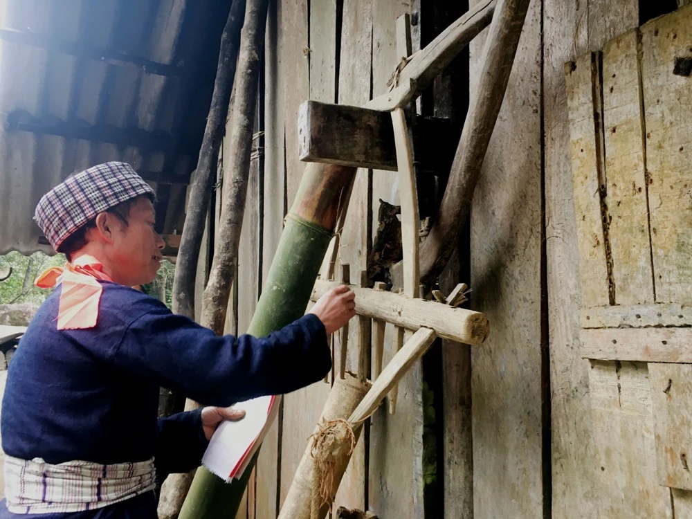 Để chuẩn bị cho nghi lễ gọi hồn về ăn tết, gia chủ cùng con cháu trong gia đình cắt giấy, dán giấy bùa và vẽ trứng để chuẩn bị làm lễ. Người Mông xanh vẽ lên quả trứng làm lễ hình kho thóc, bồ thóc, con trâu, gà, vịt, đồng bạc, cây lanh, hình người để tượng trưng cho hồn lúa, vải chàm, con người, nông sản, tiền, gia súc, gia cầm… Chủ nhà làm lễ khấn gọi hồn về ăn tết với mâm lễ đơn giản gồm rổ gạo nếp, trứng đã vẽ và giấy bùa đặt ở gian chính giữa nhà. Sau khi khấn gọi hồn xong, gia chủ dán giấy bùa lên bàn thờ tổ tiên, cửa chính nhà ở để làm mới ngôi nhà cầu mong năm mới may mắn, thuận lợi. Dán giấy bùa lên nông cụ để “gọi hồn” nông cụ về ăn tết sau một năm gắn bó với con người, để năm mới tiếp tục lên nương, xuống ruộng lao động. Dán giấy bùa lên chuồng gà cầu mong trong năm mới gà đẻ nhiều trứng, không dịch bệnh và chóng lớn. Sau khi làm lễ gọi hồn xong, gạo nếp được đem xôi lên để cả nhà cùng ăn trong đêm ba mươi tết. Trong ngày 30 tết, người Mông xanh còn giã bánh giày để cúng tổ tiên và cùng nhau đón tết đầm ấm, sum vầy. Để chuẩn bị cho nghi lễ gọi hồn về ăn tết, gia chủ cùng con cháu trong gia đình cắt giấy, dán giấy bùa và vẽ trứng để chuẩn bị làm lễ. Người Mông xanh vẽ lên quả trứng làm lễ hình kho thóc, bồ thóc, con trâu, gà, vịt, đồng bạc, cây lanh, hình người để tượng trưng cho hồn lúa, vải chàm, con người, nông sản, tiền, gia súc, gia cầm… Chủ nhà làm lễ khấn gọi hồn về ăn tết với mâm lễ đơn giản gồm rổ gạo nếp, trứng đã vẽ và giấy bùa đặt ở gian chính giữa nhà. Sau khi khấn gọi hồn xong, gia chủ dán giấy bùa lên bàn thờ tổ tiên, cửa chính nhà ở để làm mới ngôi nhà cầu mong năm mới may mắn, thuận lợi. Dán giấy bùa lên nông cụ để “gọi hồn” nông cụ về ăn tết sau một năm gắn bó với con người, để năm mới tiếp tục lên nương, xuống ruộng lao động. Dán giấy bùa lên chuồng gà cầu mong trong năm mới gà đẻ nhiều trứng, không dịch bệnh và chóng lớn. Sau khi làm lễ gọi hồn xong, gạo nếp được đem xôi lên để cả nhà cùng ăn trong đêm ba mươi tết. Trong ngày 30 tết, người Mông xanh còn giã bánh giày để cúng tổ tiên và cùng nhau đón tết đầm ấm, sum vầy.