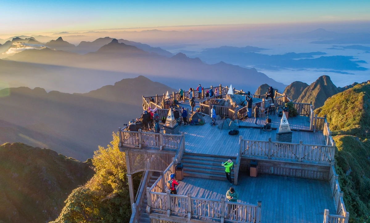 Đỉnh Fansipan là điểm đến hấp dẫn du khách trong tour du lịch Lào Cai - Yên Bái.