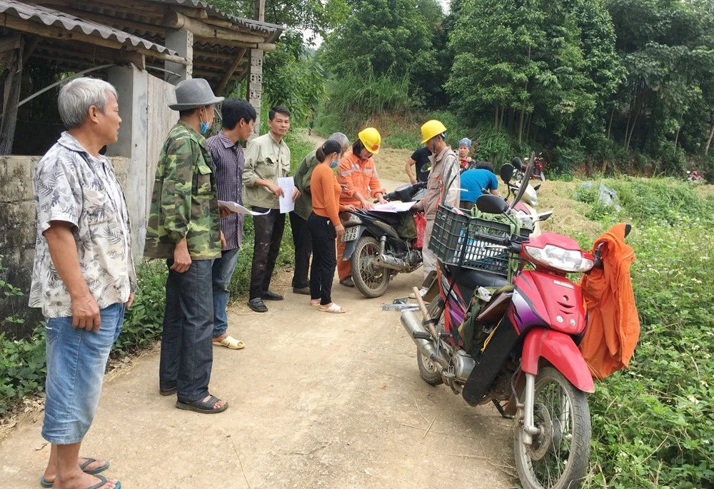 Tiếp nhận hồ sơ cấp điện tại hiện trường.