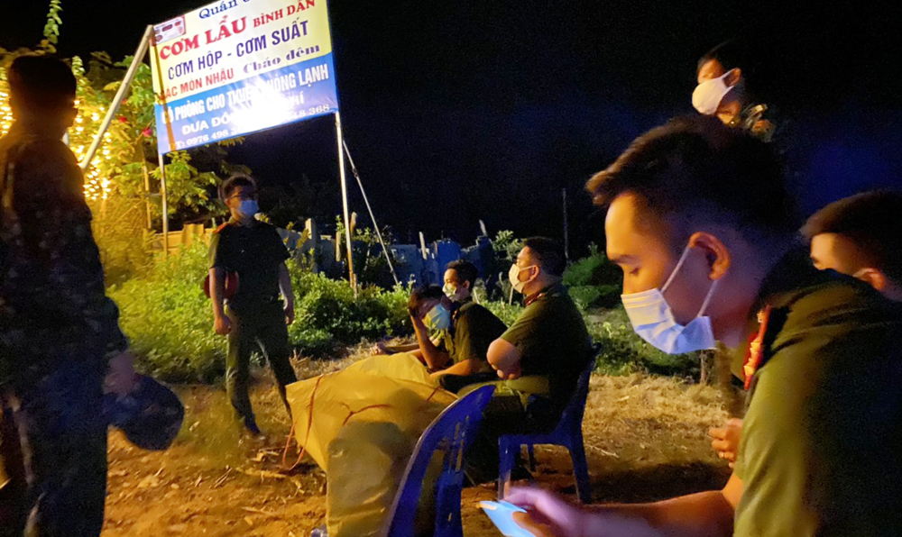 Lực lượng chức năng đã phong tỏa Công ty Thanh Phong, phường Duyên Hải, thành phố Lào Cai. Lực lượng chức năng đã phong tỏa Công ty Thanh Phong, phường Duyên Hải, thành phố Lào Cai.