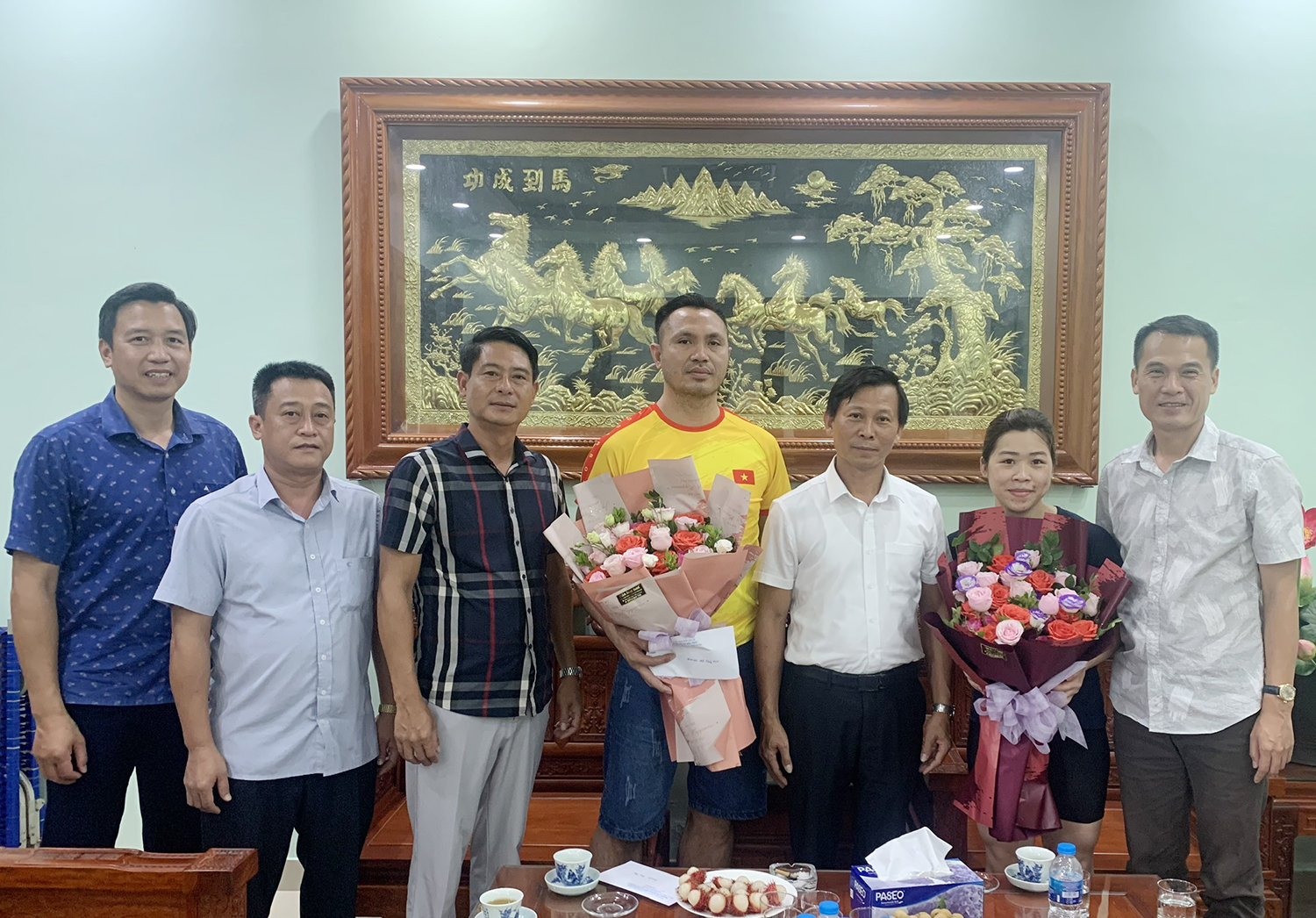 Lãnh đạo Sở Văn hoá, Thể thao và Du lịch tỉnh tặng hoa động viên tinh thần huấn luyện viên và vận động viên Hoàng Thị Duyên, trước khi cùng đoàn thể thao Việt Nam dự Olympic Tokyo 2020.