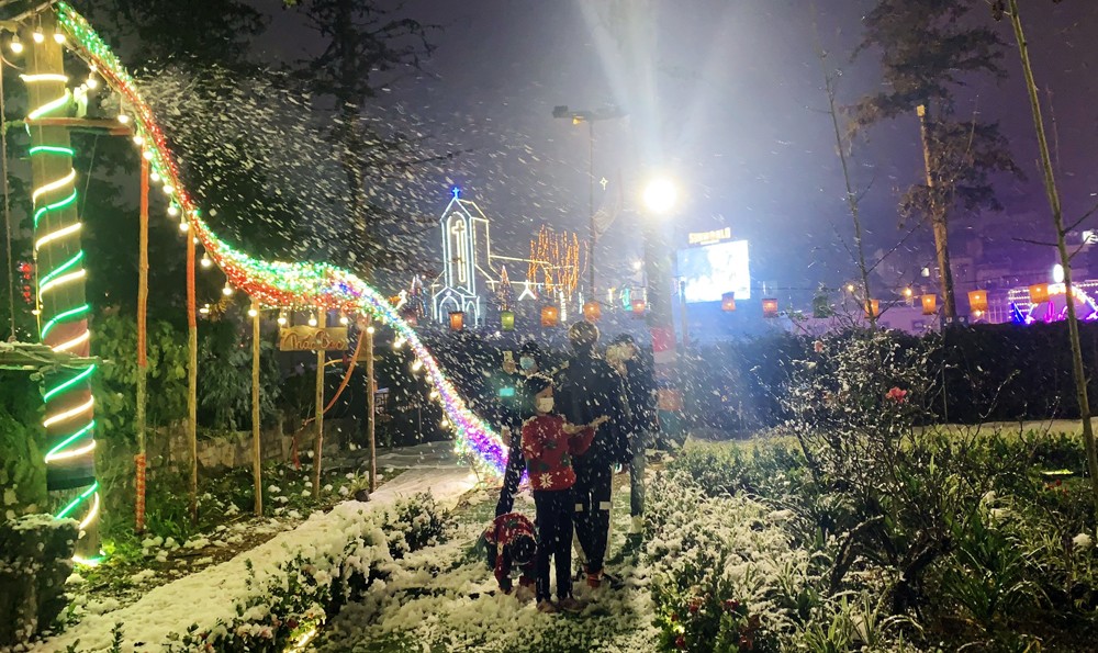 Lễ hội mùa đông “Sa Pa - thiên đường tuyết rơi” là hoạt động kích cầu du lịch hấp dẫn của Sa Pa những ngày cuối năm. Lễ hội mùa đông “Sa Pa - thiên đường tuyết rơi” là hoạt động kích cầu du lịch hấp dẫn của Sa Pa những ngày cuối năm.