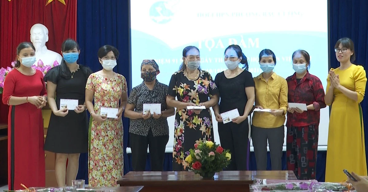 Trao quà cho phụ nữ không may mắc bệnh hiểm nghèo.