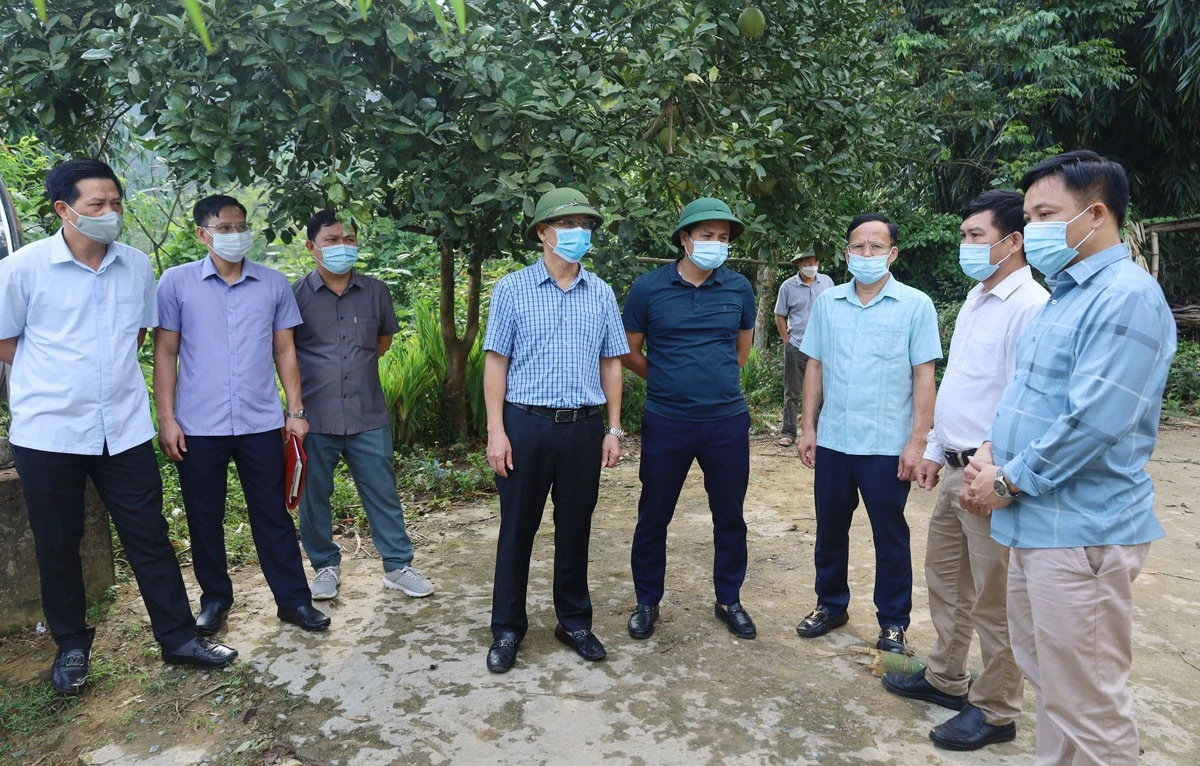 Phó Chủ tịch Thường trực UBND tỉnh Hoàng Quốc Khánh kiểm tra tiến độ sắp xếp dân cư nông thôn vùng thiên tai tại huyện Bát Xát ảnh 1