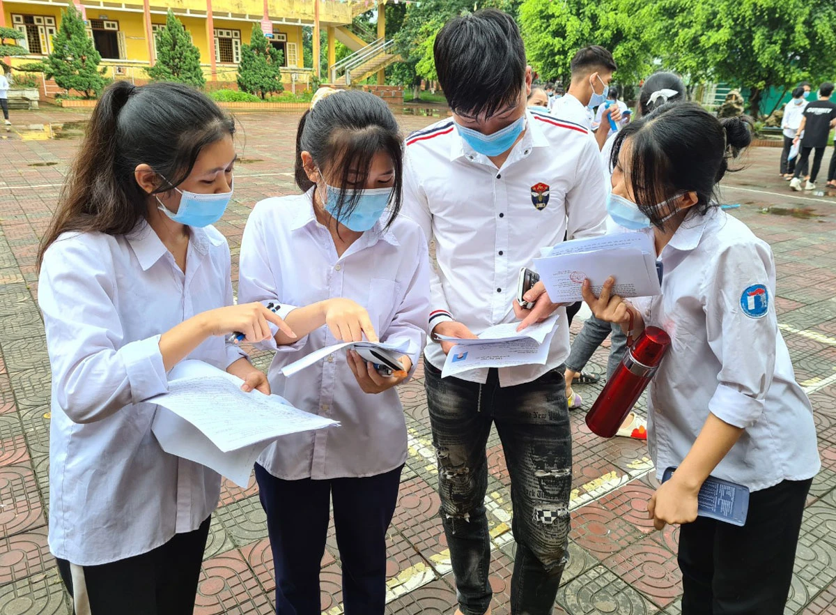 Thí sinh trao đổi về bài thi.